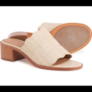 NEW w/box FRYE Cindy Wave Sandal Off White leather